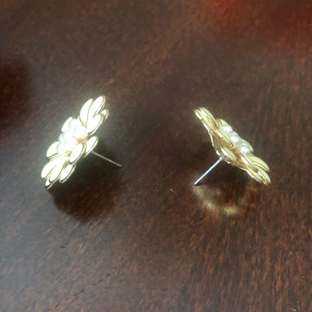 Vintage Cream Enamel Flower Pearl Cluster Stud Earrings Mid Century Inspired - Picture 3 of 4